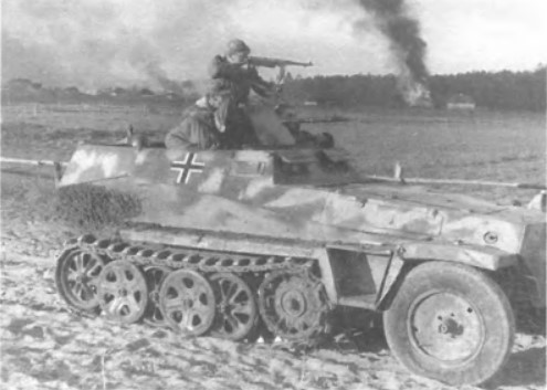 Полуверижният бронетранспортьор на немската пехота Sd.Kfz. 250/1, въоръжен с картечница „MG-34“ bronetr.jpg